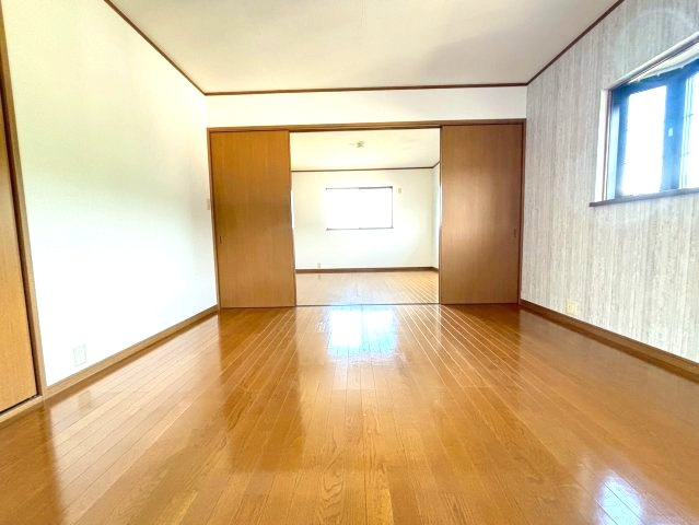 河南町さくら坂戸建の洋室