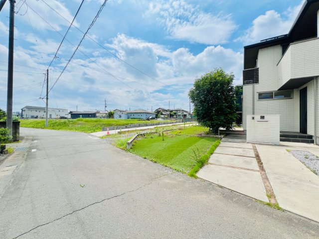 高崎市引間町の前面道路含む現地写真|閑静な住宅地で駐車も楽々♪