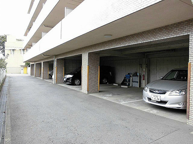 バードタウン7番館の駐車場