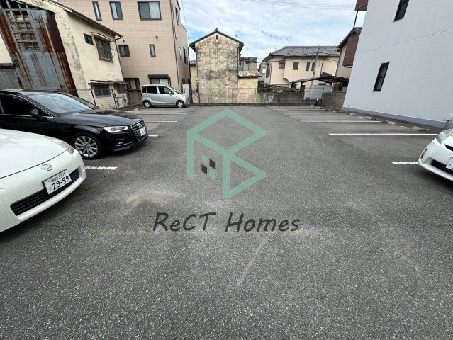 マジェスティ―コートの駐車場