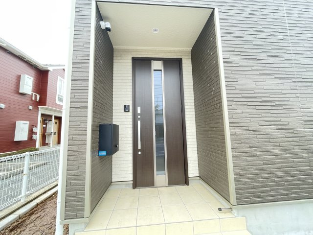 クレイドルガーデン八戸市江陽第8　2号棟の玄関