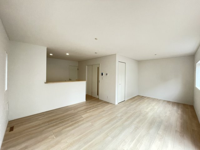 クレイドルガーデン八戸市江陽第8　2号棟の前面道路含む現地写真