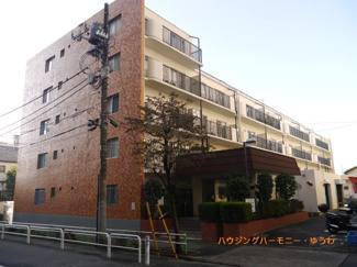 【外観】 | 利便性の高い「大山」駅より徒歩６分。南向きのノベーション物件です。