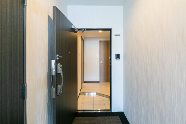 グラン・レガロ丹波橋の内装|玄関ドアです。