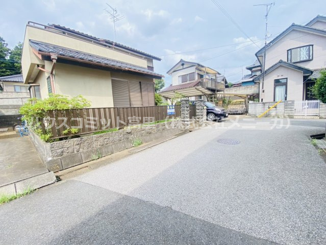 南平台　中古戸建の前面道路含む現地写真