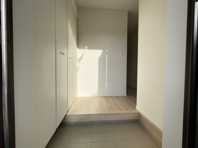 クレイドルガーデン八戸市江陽第8　4号棟の玄関