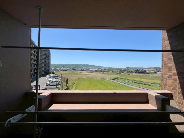 ライラ交野のバルコニー|外からの目が気にならないバルコニーで洗濯物が干せます