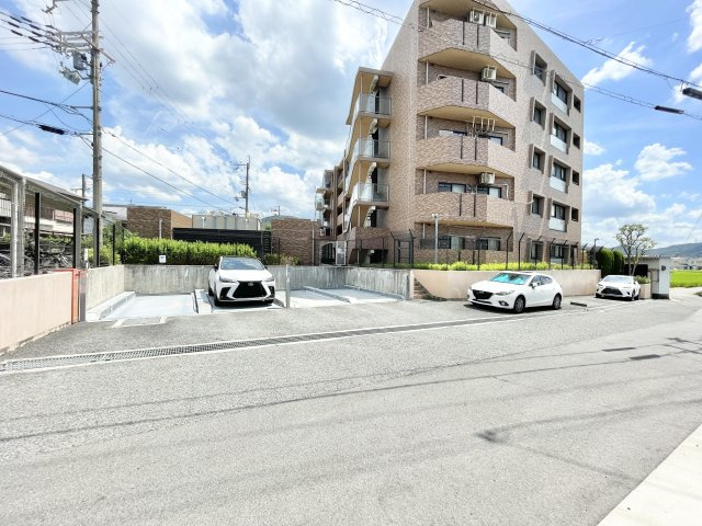 ライラ交野の駐車場|駐車場があるので、車を買う予定の方も安心です