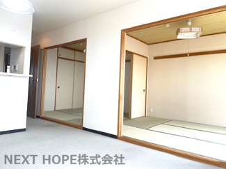 【居間・リビング】 | ディオ・フェルティ伊丹昆陽 | リビング横の和室の襖をオープンにしていただくとさらに広がる空間を確保できます！！