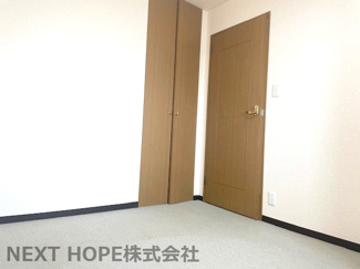 【洋室】 | ディオ・フェルティ伊丹昆陽 | 玄関横の洋室5.3帖です♪収納も設けられております！！