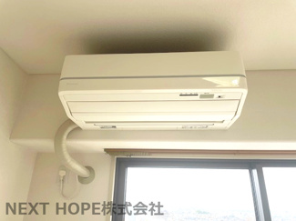 【居間・リビング】 | ディオ・フェルティ伊丹昆陽 | リビングにはエアコンが設置されております♪2018年製のエアコンです！※残置物です。性能保証はございません。