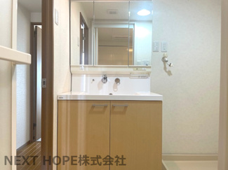 【独立洗面台】 | ディオ・フェルティ伊丹昆陽 | 洗面化粧台です♪シャワー水栓で使い勝手も良いです！！鏡は三面鏡です♪