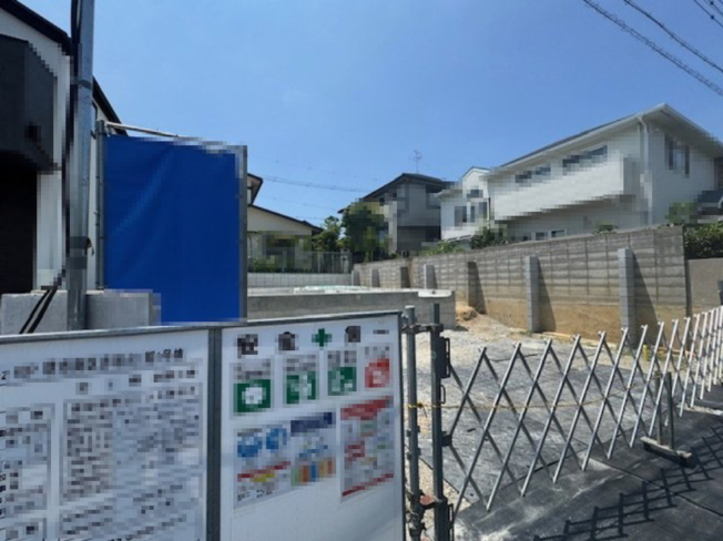 【前面道路含む現地写真】 | Terrechez堺市南区赤坂台1期　1号棟 | カースペース並列2台分有り(車種による)。スーパーや郵便局、病院など生活利便施設が充実！(2025年8月3日撮影)