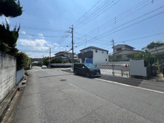 【前面道路含む現地写真】 | Terrechez堺市南区赤坂台1期　1号棟 | 前面道路は幅員約9.2ｍで見通しがよく、車の出し入れも楽々！(2025年8月3日撮影)