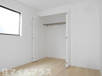 【洋室】 | 福島市松川町沼袋新築一戸建て2棟 | 落ち着いた色調の洋室です