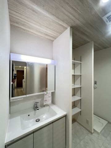 橿原市葛本町全4区画の洗面所|鏡うらが収納になった3面鏡付き洗面化粧台