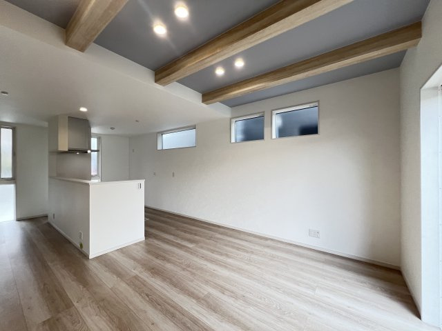 橿原市葛本町全4区画の居間・リビング|天井に見せ梁があって木の温もりを感じる空間です！