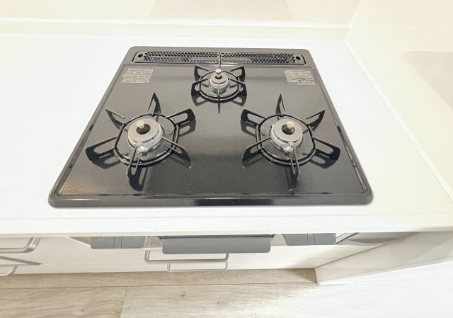 橿原市葛本町全4区画のキッチン|ガスコンロ3口