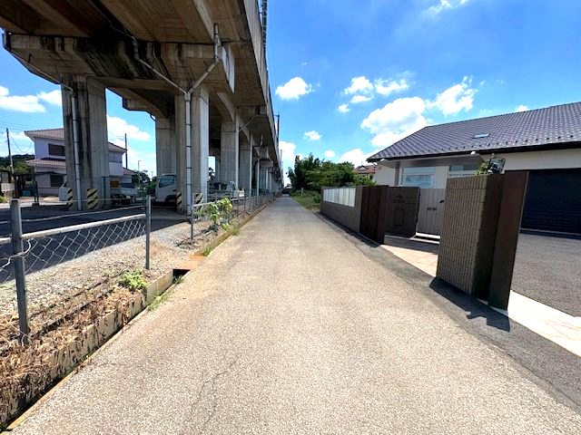 本庄市今井　中古4980の前面道路含む現地写真