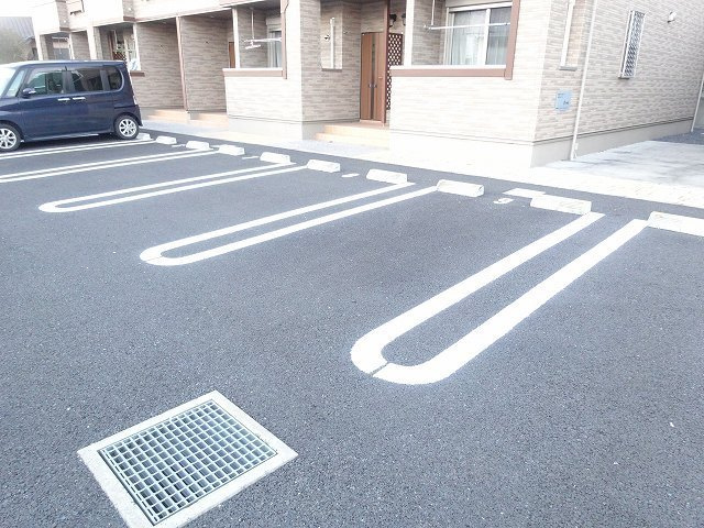 ラーナ・コンフォルトAの駐車場