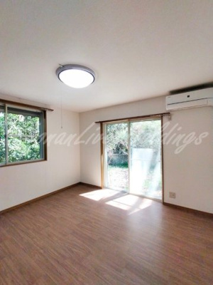 【寝室】 | スクイレル極楽寺 | 開放感のある洋室♪