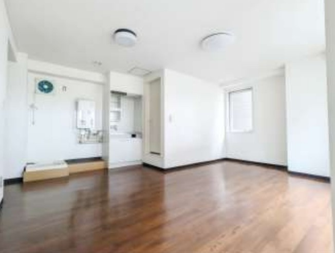 【洋室】 | 日興パレス池袋 | 居心地のいい暮らしには欠かせない眩い採光。ゆったりとした幅の窓からこの空間に降り注ぐ採光が絶えません。