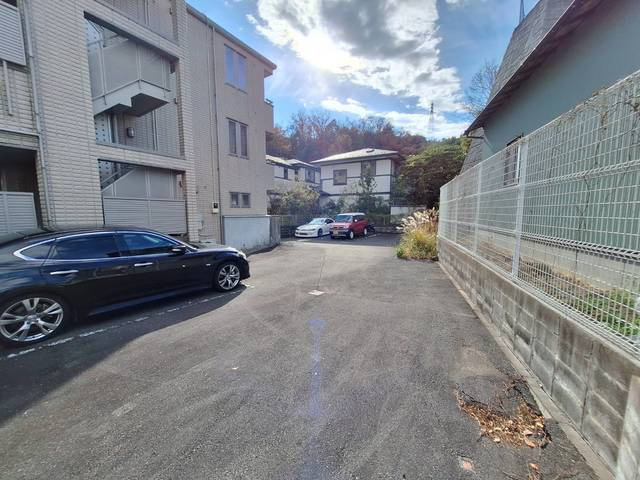 メゾン・ド・バレーの駐車場|敷地内駐車場