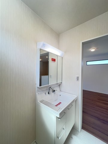 磯城郡田原本町秦庄の独立洗面台|三面鏡付き洗面化粧台