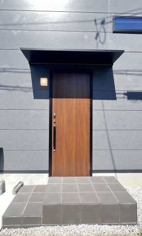 磯城郡田原本町秦庄の玄関|スタイリッシュな玄関ドアと庇