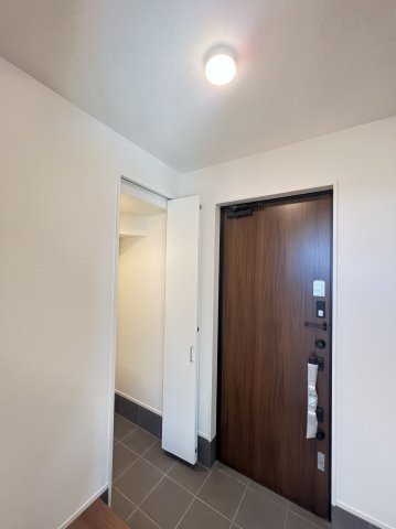 磯城郡田原本町秦庄の玄関|内玄関　物入れつき