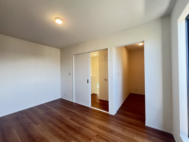 磯城郡田原本町秦庄の寝室|主寝室にぴったりな洋室6帖　ウォークインクローゼット付き