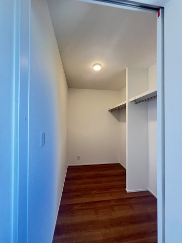 磯城郡田原本町秦庄の収納|主寝室に続くウォークインクローゼット