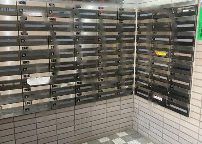 【設備】 | ライオンズマンション八王子北野　 | エントランス付近に設置されている集合ポストは、住んでいる部屋と離れているため、ポストをあさるなど誰かに何かされていても被害に気づきにくいです。入居する時には他人に特定されにくい番号で鍵をかけましょう！