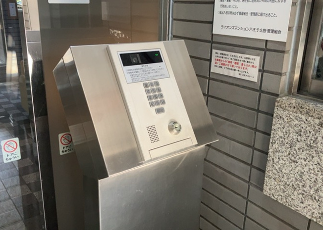 【防犯設備】 | ライオンズマンション八王子北野　 | 当然のことではありますが、オートロックやセンサーライト、ホームセキュリティーなどの防犯設備があれば、小さいお子様がいるご家庭も安心ですよね！まず物件購入の際は、防犯設備もチェックするようにしましょう。