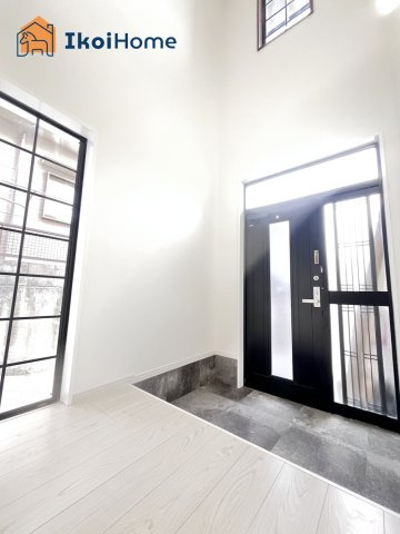 神戸市西区天が岡　中古戸建の玄関|【ホームページに現地動画掲載中】●年中無休：当日予約可●玄関は吹抜けで開放的！光が沢山な玄関です！