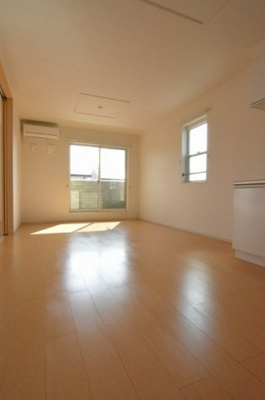 【居間・リビング】 | カルムメゾンⅠ | こちらのリビングで趣味の時間をお楽しみください