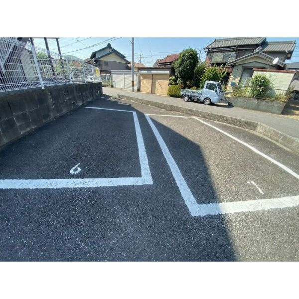 サープラスワン東郷の駐車場