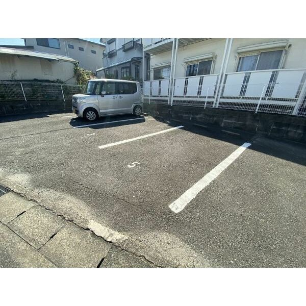 サープラスワン東郷の駐車場