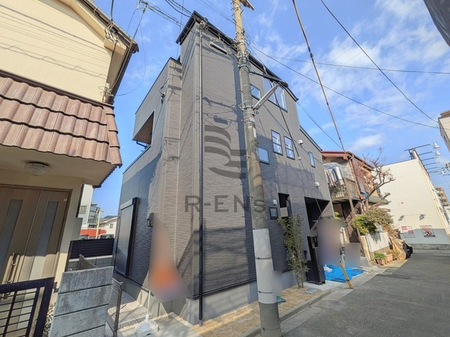 【外観】 | 練馬区貫井４丁目　新築戸建て | 周囲の住宅と調和しつつも、さりげない個性が光るデザイン