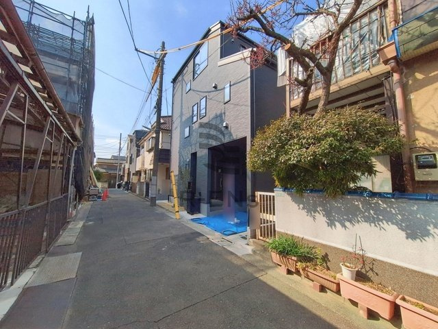 【前面道路含む現地写真】 | 練馬区貫井４丁目　新築戸建て | 見通しもよく、落ち着いた住宅街でゆったり過ごせます