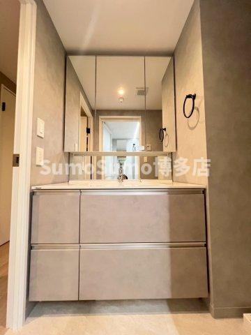 Re+Nudgeone.大橋の独立洗面台|朝の支度にも助かる、独立の洗髪洗面化粧台