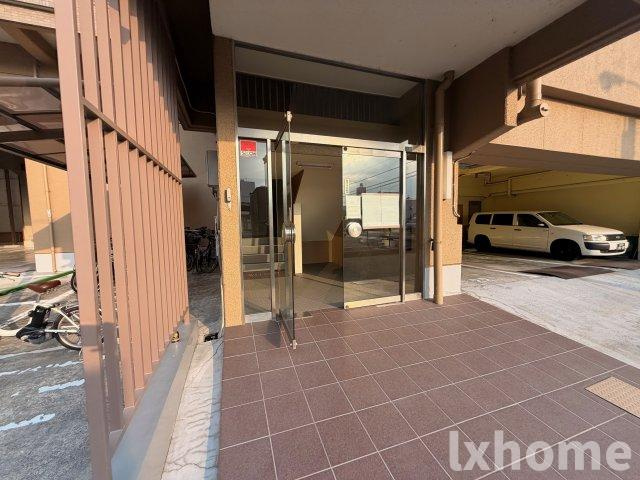 寿マンションのエントランス