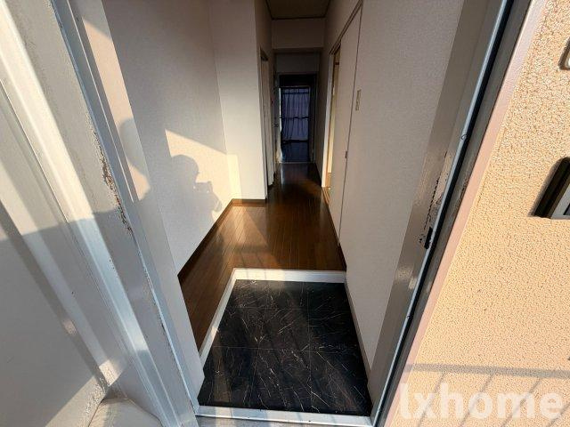 寿マンションの玄関