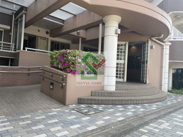 ガーデンコート清瀬4号棟のエントランス