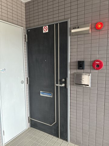 千代ヶ丘ビルの玄関