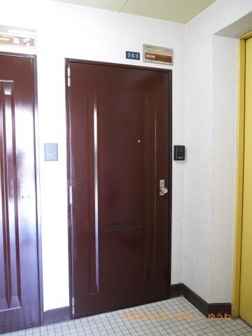 【玄関】 | リーフハイツ徳栄 | 帰り着くたびに洗練されたテイストの空間に迎えられ誇りと喜びを感じる玄関まわりです。