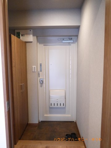 【玄関】 | リーフハイツ徳栄 | 落ち着いた色味の玄関がご家族や来客を出迎えてくれます。