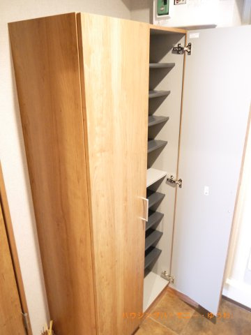 【収納】 | リーフハイツ徳栄 | 靴や傘などをすっきりと収納できるシューズインクロゼットがございます。