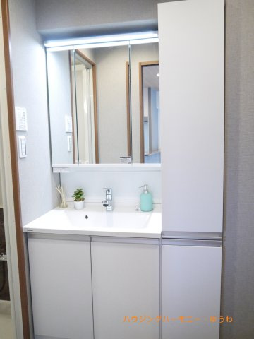 【独立洗面台】 | リーフハイツ徳栄 | ご家族の1日が始まり、1日の終わりを締めくくる洗面空間。