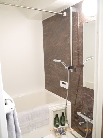 【浴室】 | リーフハイツ徳栄 | 一日の疲れを癒すバスルームは、心地よいリラックスを叶える清潔感溢れる美しい空間です。